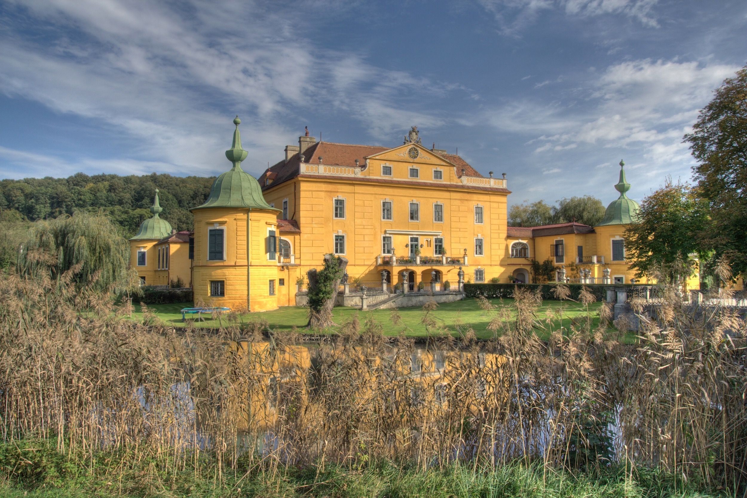 schloss wasserburg moat