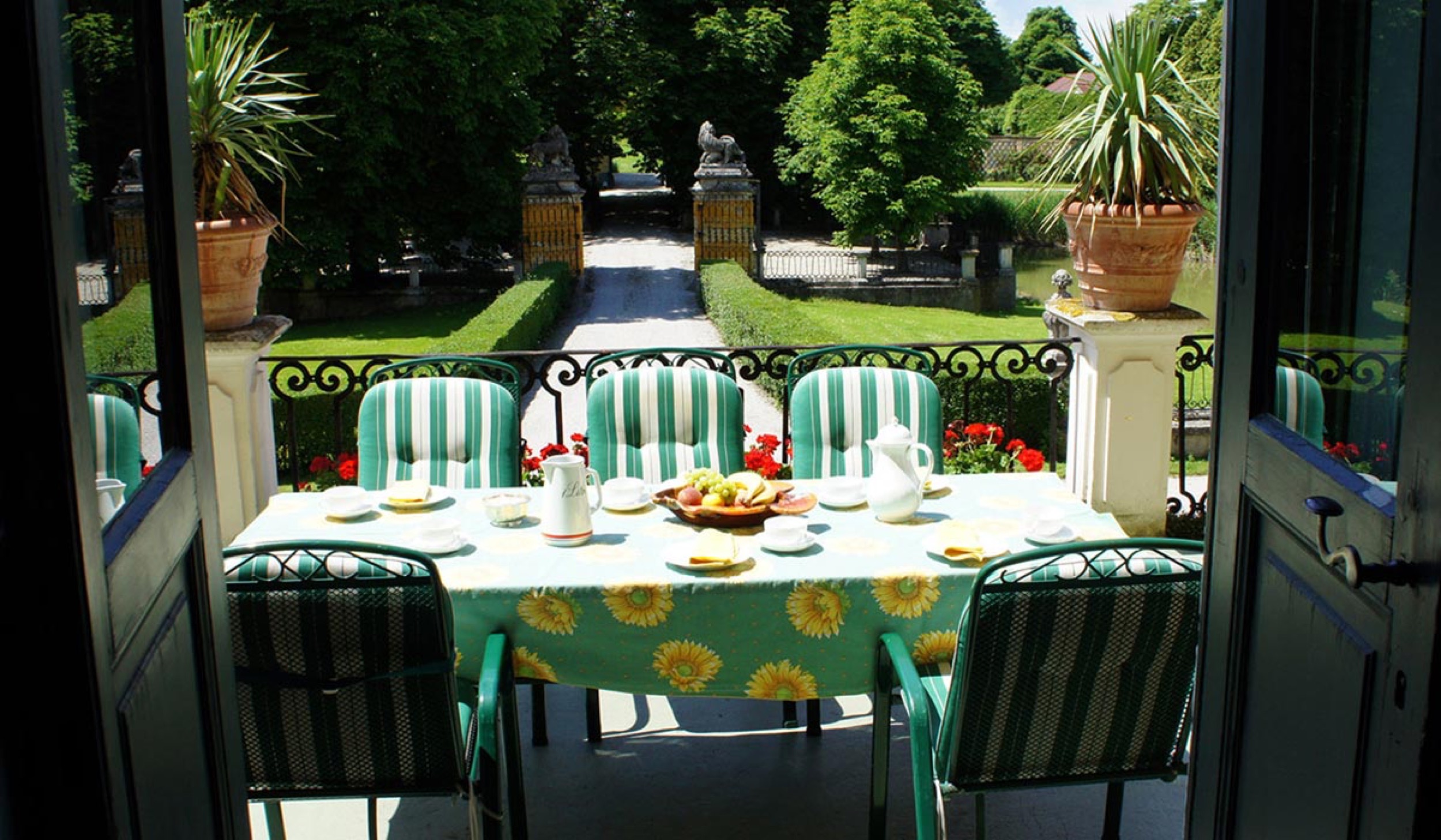 schloss_wasserburg breakfast on balcony